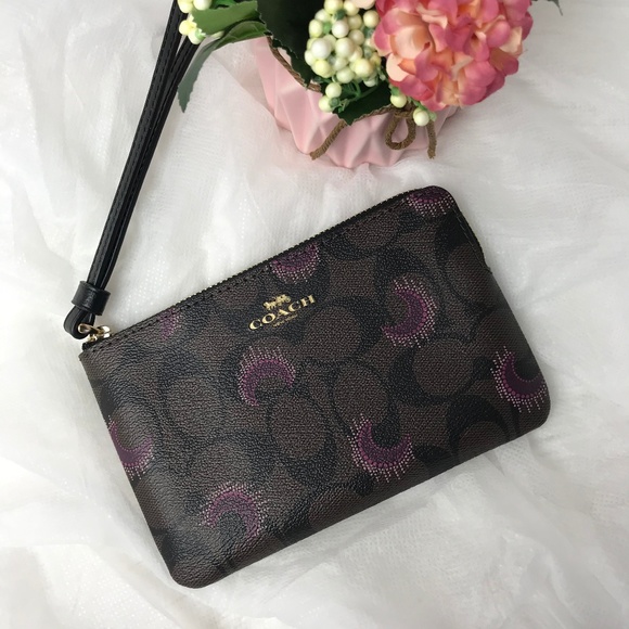 Coach Handbags - 👜‼️SALE‼️🌺 CORNER ZIP WRISTLET